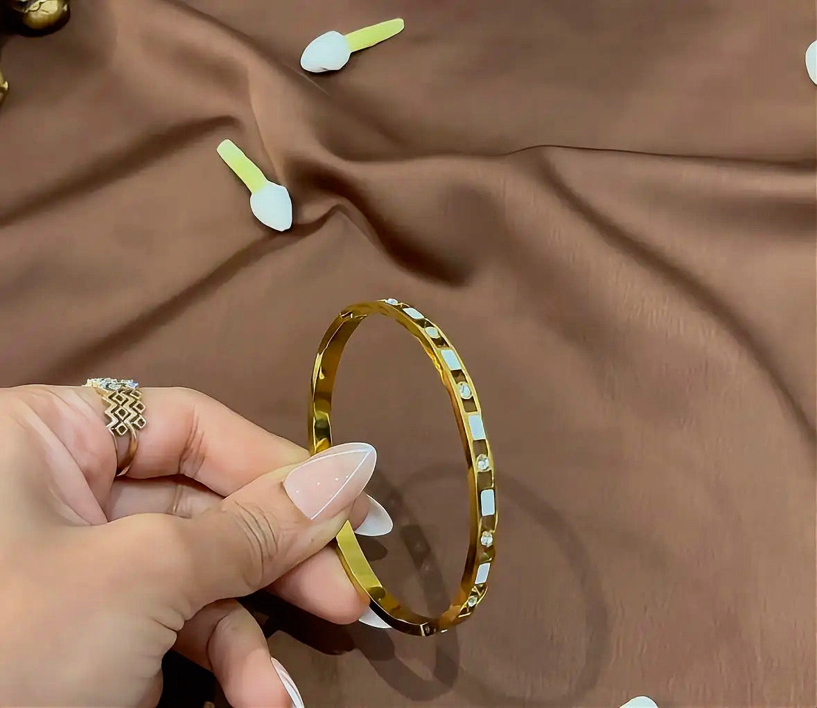 Anti Tarnish White Shapes Bracelet - RZ624